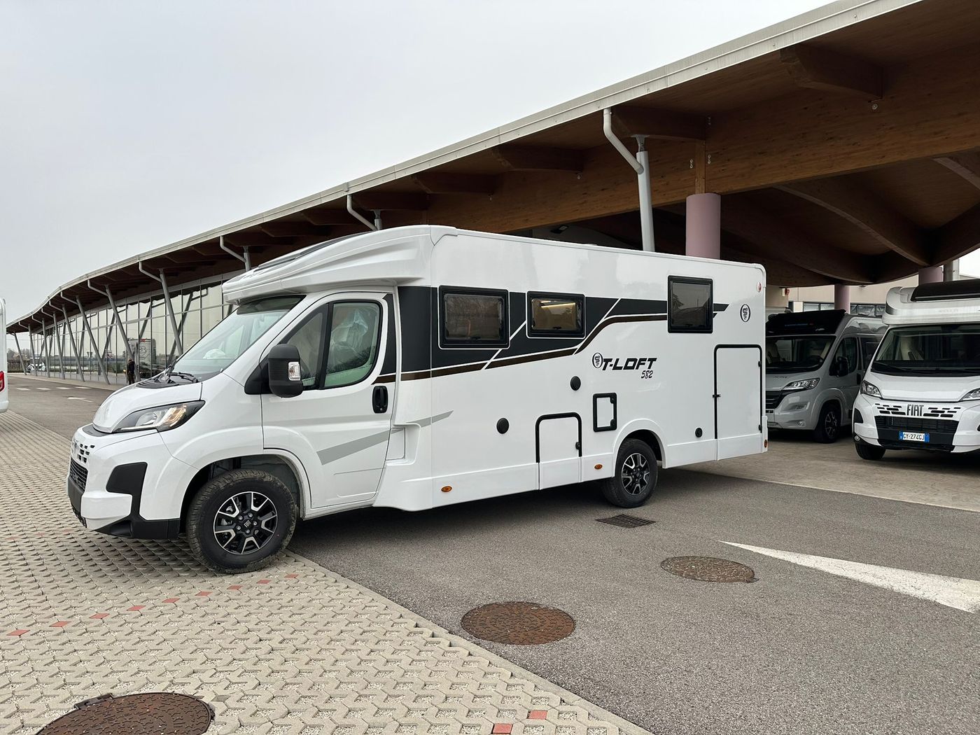 Semintegrale Elnagh esterno camper in pronta consegna nuovo